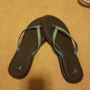 Sanuk Flip flops